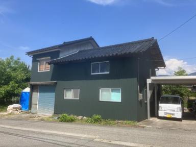 魚津市の外壁板金工事 猫ちゃんの出入り口も完備!